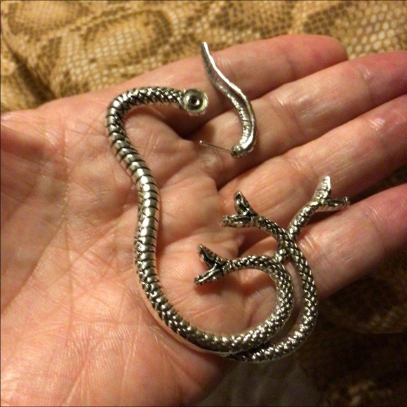 NEW. Gothic Punk Silver Tone Snake Ear Cuff Wrap around Stud Individual Earring. - Picture 6 of 12